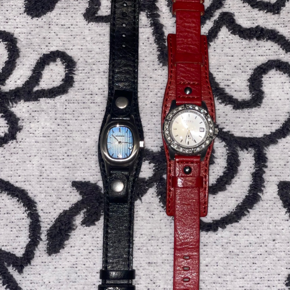 Fossil Black Leather Watch & a red leather Fossil watch. Both need batteries. - Picture 2 of 6